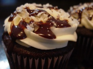 http://decoratedcupcakeideas.com/coconut chocolate cherry cupcake