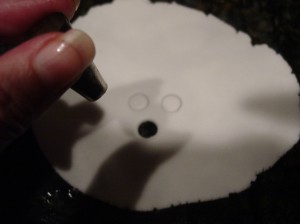 fondant ghost cupcake sheet with eyes cut out using nuber 12 cake decoraten tip