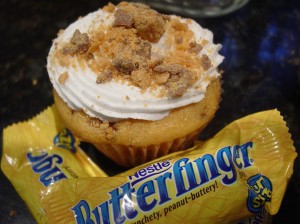 Butterfinger cupcakes with butterfinger candies