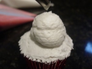 Piping the Santa Cupcake head