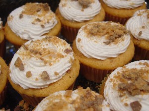 Butterfinger Cupcakes with Crushed Butterfinger Topping