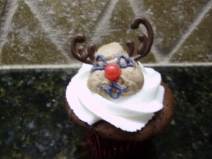 outlining reindeer eyes for reindeer cupcakes