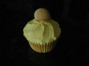 yellow iced cupcake with vanilla wafer for the turkey cupcakes feathers