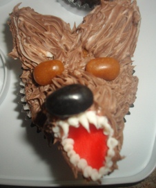 Halloween Cupcake "Figure Piped Wolf